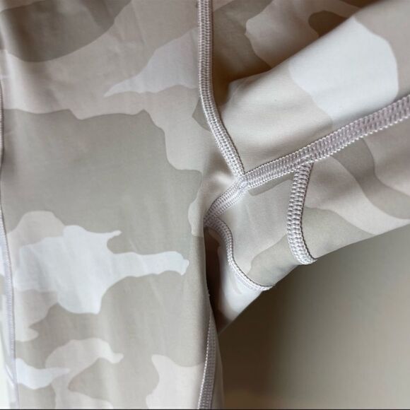 Athleta Camo Contender 7/8 Tight Leggings Pockets M - Picture 6 of 9